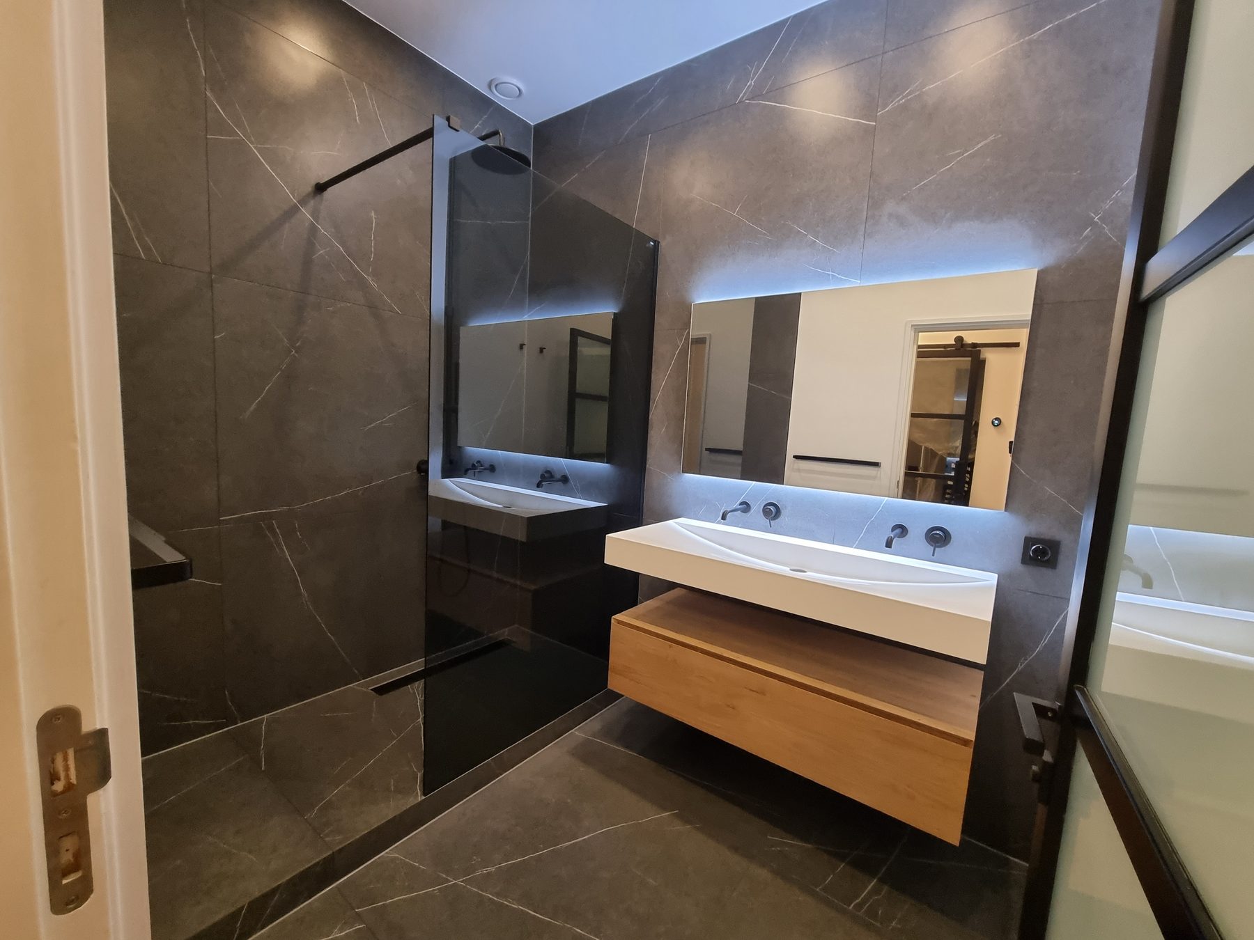 Luxury bathroom with large format tiles and a wall hung vanity in De Pijp, Amsterdam